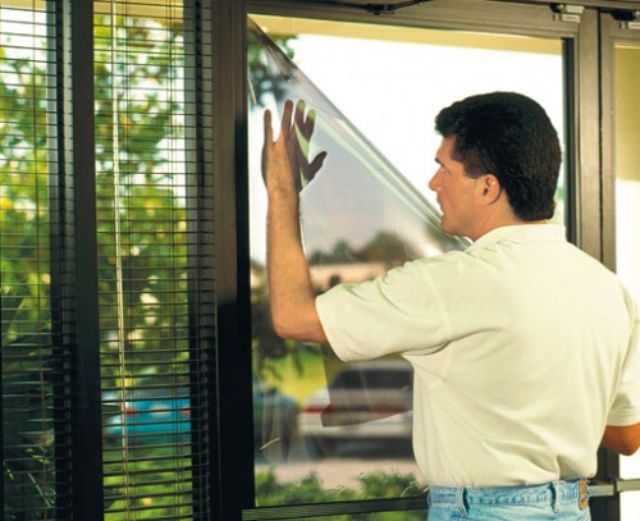 7 Cách bóc decal dán kính lâu ngày sạch bong, không trầy xước