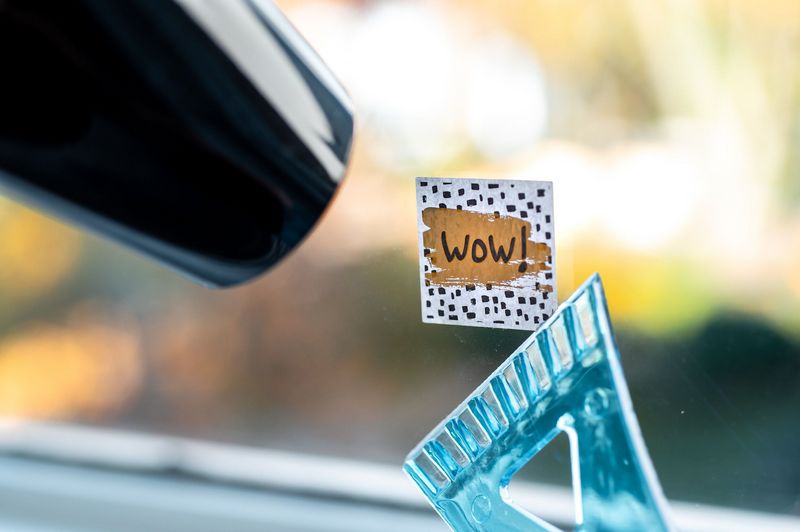 Dùng máy sấy tóc bóc decal