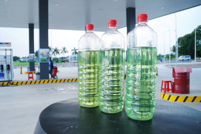 Dùng xăng thơm hoặc dầu chống rỉ sét WD-40