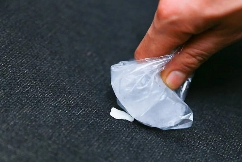 Phương pháp 1: Dùng đá lạnh để tẩy vết kẹo cao su dính trên ghế da