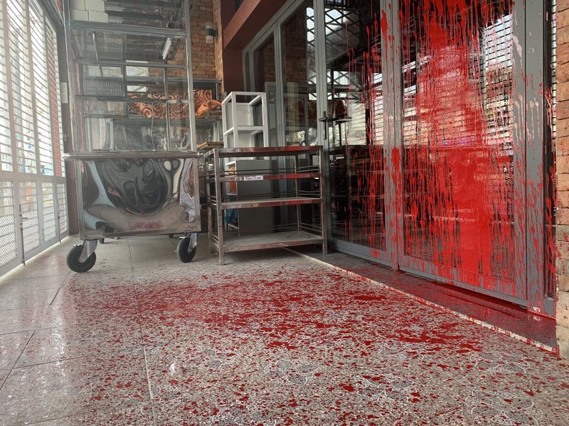 10+ Cách tẩy sơn dính trên kính sạch bong, không trầy xước