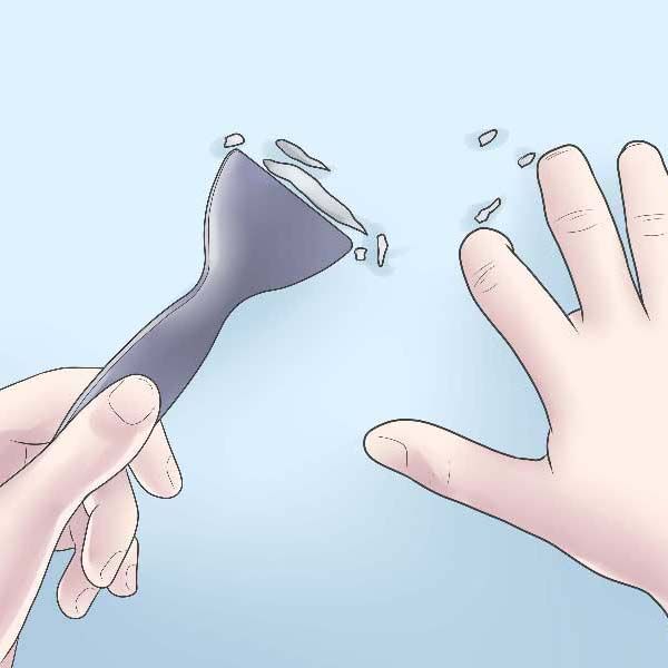 Sử dụng dao cạo kính chuyên dụng để tẩy sơn dính lên kính