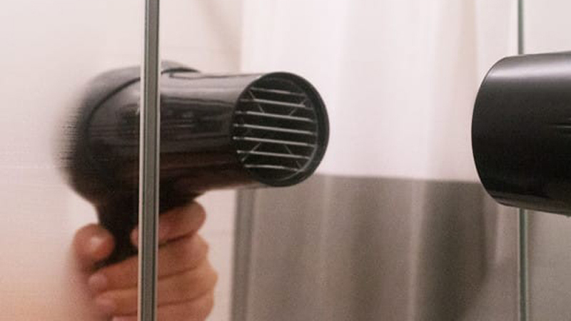 Cách dùng máy sấy tóc làm tan chảy keo dán trên kính