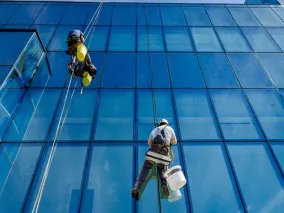 Dịch vụ lau kính tòa nhà cao tầng tại Quận Bình Tân