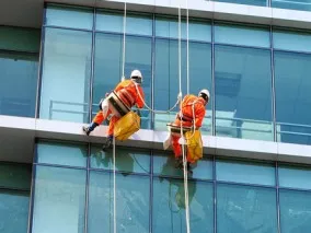 Báo giá dịch vụ vệ sinh lau kính tại TPHCM