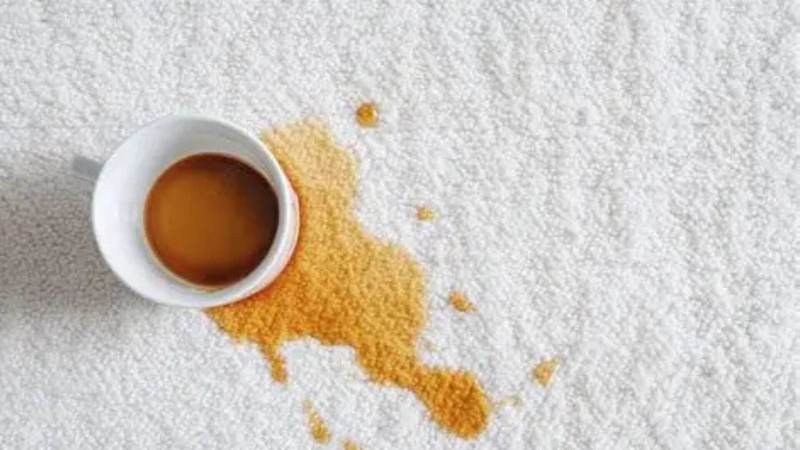 Cách tẩy vết cà phê trên thảm hiệu quả cả vết mới & cũ