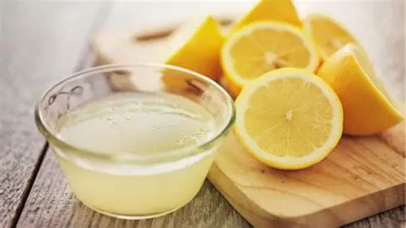 Tẩy vết cà phê trên thảm bằng baking soda và muối 