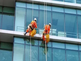 Dịch vụ lau kính tòa nhà giá rẻ tại quận 3