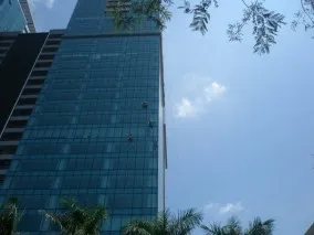 Dịch vụ lau kính tòa nhà giá rẻ tại quận Long Biên