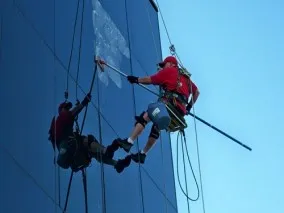 Dịch vụ lau kính tòa nhà giá rẻ tại quận 11
