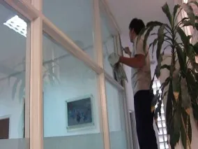 Dịch vụ lau kính tòa nhà giá rẻ tại quận Hoàng Mai