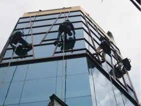 Dịch vụ lau kính tòa nhà giá rẻ tại quận 2