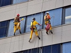 Dịch vụ lau kính tòa nhà giá rẻ tại quận 4