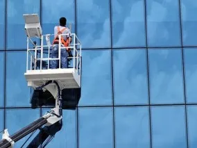 Dịch vụ lau kính tòa nhà cao tầng tại quận 6