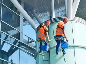 Dịch vụ lau kính tòa nhà giá rẻ tại quận 7
