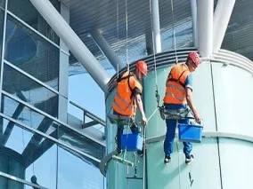 Dịch vụ lau kính tòa nhà giá rẻ tại quận 8