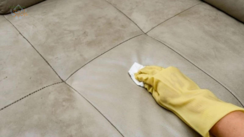 cach-lam-sach-ghe-sofa-da-trang-2