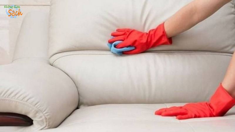 cach-lam-sach-ghe-sofa-da-trang-3