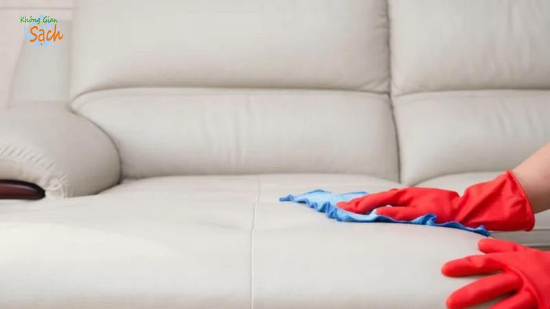 cach-lam-sach-ghe-sofa-da-trang-4