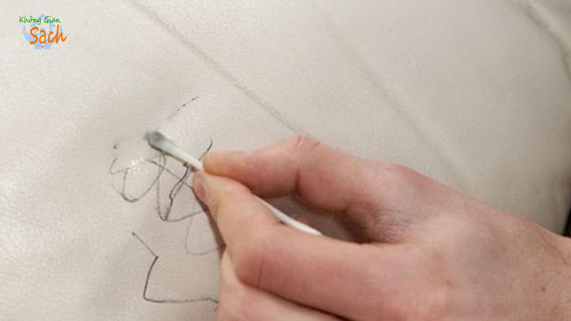 cach-lam-sach-ghe-sofa-da-trang-5