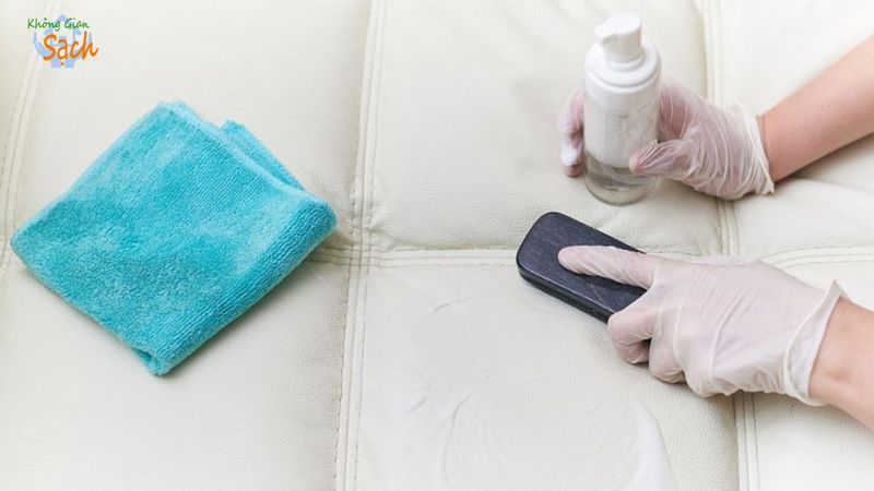 cach-lam-sach-ghe-sofa-da-trang-6