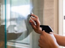 Tẩy vết xi măng trên kính 