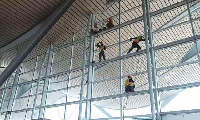 dich-vu-lau-kinh-toa-nha-4