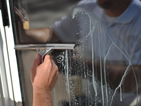 luu-y-can-tranh-khi-ve-sinh-kinh-toa-nha-2