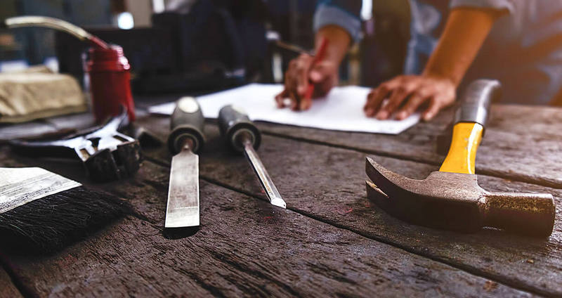 luu-y-can-tranh-khi-ve-sinh-kinh-toa-nha-3