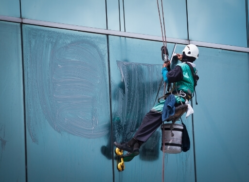 luu-y-can-tranh-khi-ve-sinh-kinh-toa-nha-4