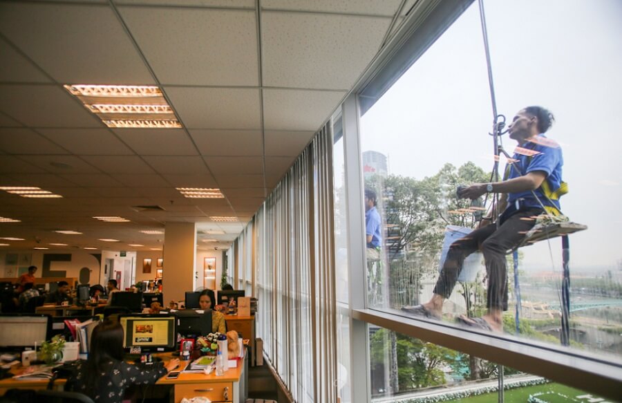 quy-trinh-lau-kinh-toa-nha-2