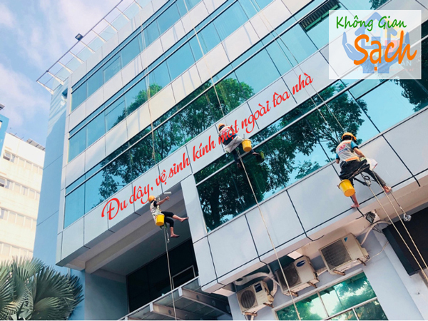 quy-trinh-lau-kinh-toa-nha-tphcm