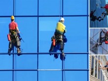 Tiêu chí chọn dịch vụ lau kính tòa nhà