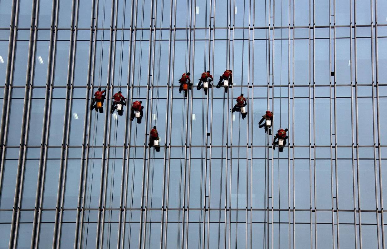 tieu-chi-chon-dich-vu-lau-kinh-toa-nha-2