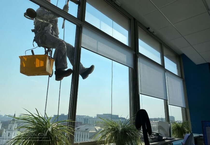 tieu-chi-chon-dich-vu-lau-kinh-toa-nha-5