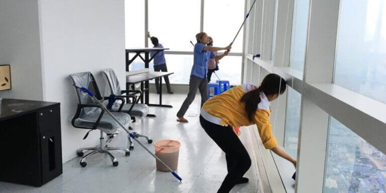 ve-sinh-kinh-cong-nghiep-khong-bi-mo-3