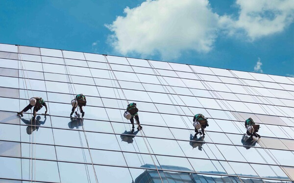 ve-sinh-kinh-cong-nghiep-khong-bi-mo-5