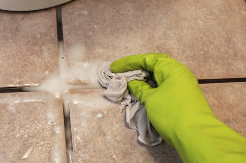 Cách làm sạch xi măng dính trên nền nhà